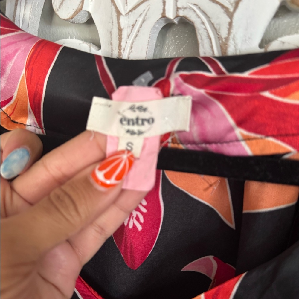 Entro Black Floral Blouse 🌅 Resort Dinner Vacation Top Red Orange Statement Chic - Picture 3 of 4
